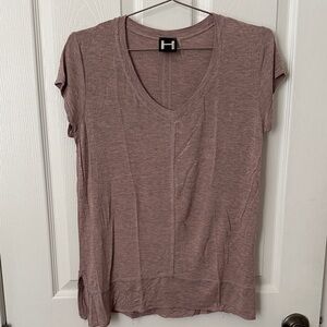 H by Bordeaux Heather Blush V-Neck T-shirt - Size Small